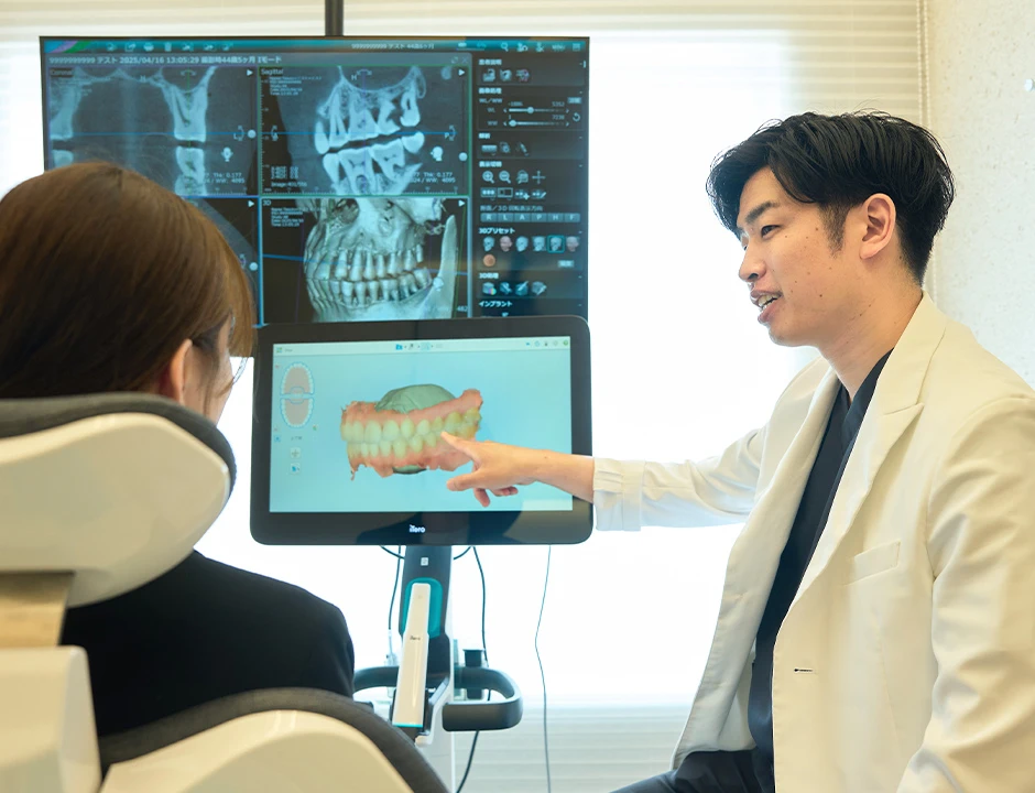 笑顔の親子と優しい歯科医師、小児矯正の風景